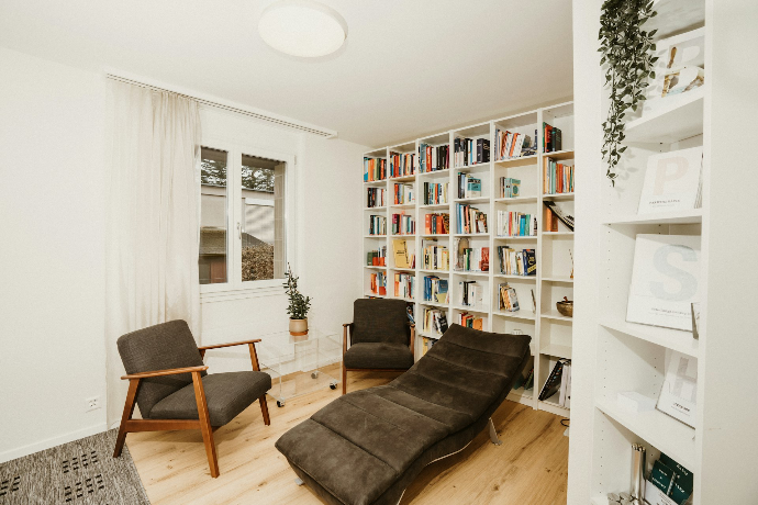 Beratungszimmer mit Couch und Möbel